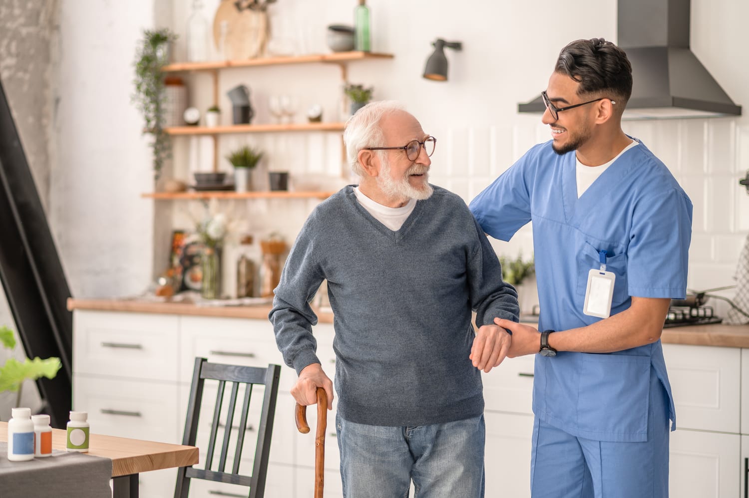 Pflegekraft hilft einem Patienten bei der Bewegung